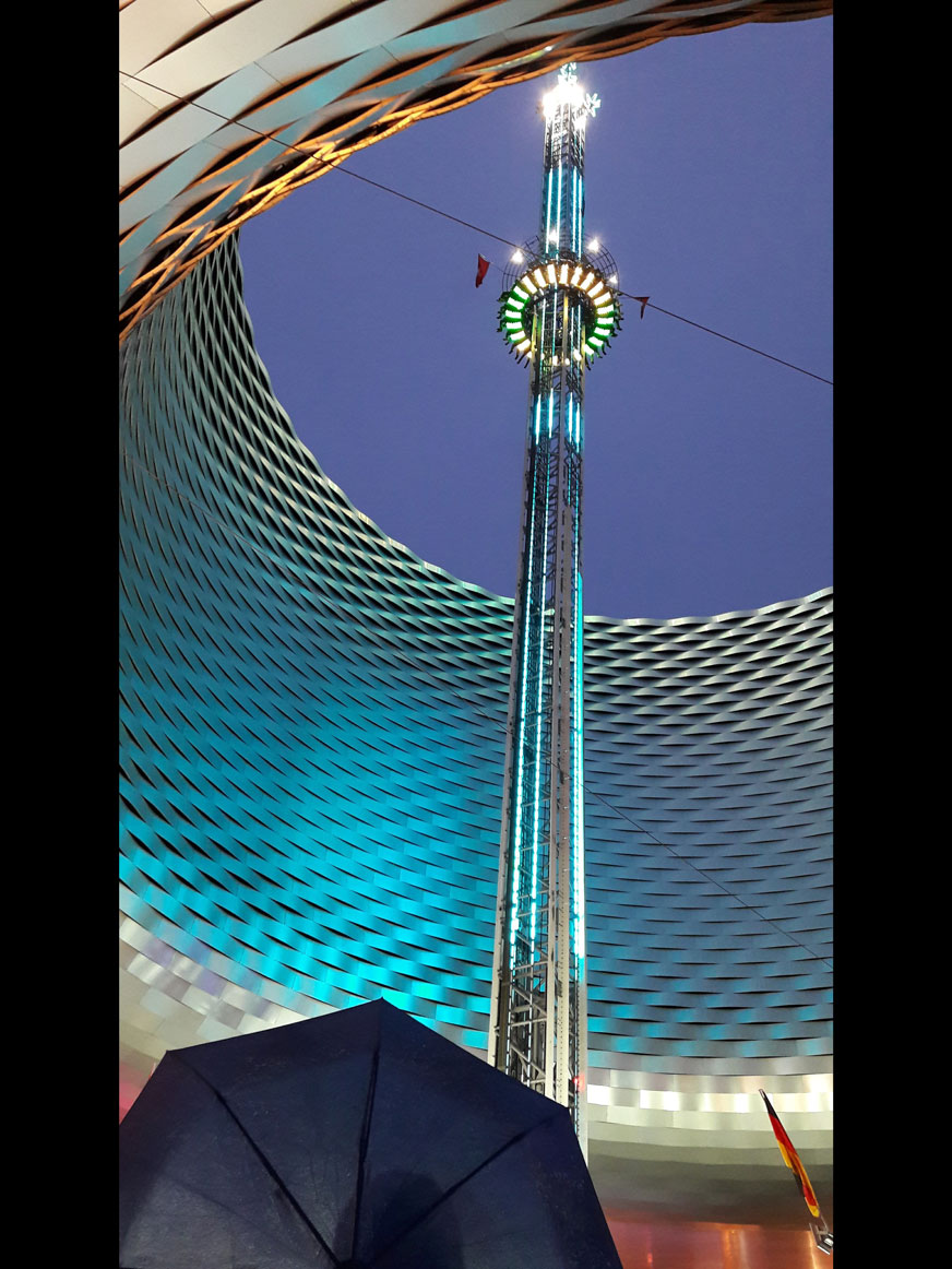 La torre di caduta libera è una delle principali attrazioni della fiera autunnale © Miriam Baumeister, 2017