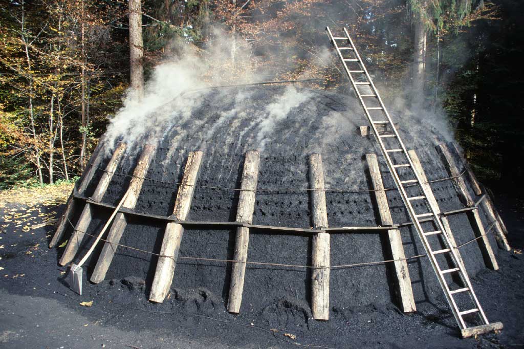 Dalla carbonaia ardente fuoriesce il vapore acqueo, 1980-2005 © Paul Duss, Romoos