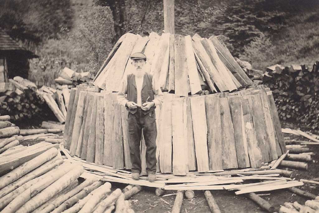 Da una generazione all'altra: il carbonaio Anton Häfliger dello Schnürhüsli a Romoos, attorno al 1895 © Paul Duss, Romoos