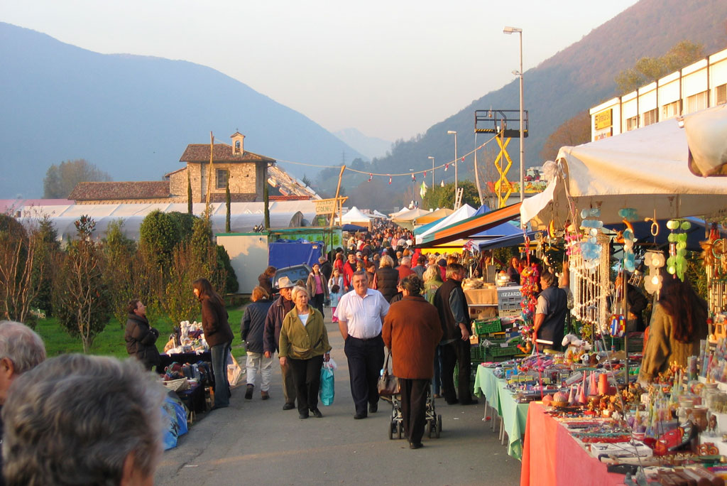 Bancarelle e, sullo sfondo, la chiesa dei SS. Martino e Rocco © Mendrisiotto Turismo