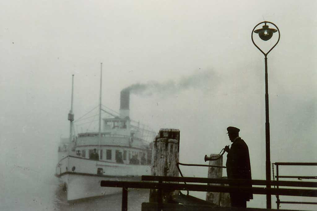 Sorvegliante di stazione sul pontile con corno da nebbia, attorno al 1920 © Schifffahrtsgesellschaft des Vierwaldstättersees