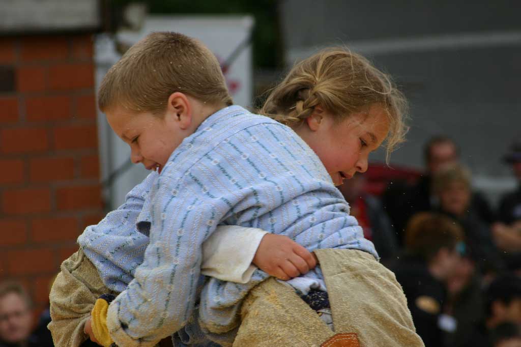 Festa di lotta svizzera femminile (donne e bambine) Seewen/ SZ: due bambini durante il combattimento © Toni Suter, Steinen/SZ, EFSV