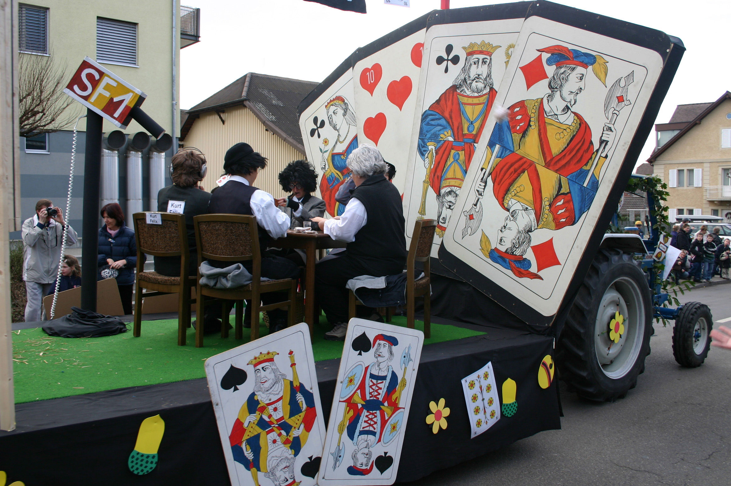 Motto del corteo 2005: «schalt i und lueg zrugg», carro decorato con motivi del «Donnschtigjass» © Priska Lauper, 2005