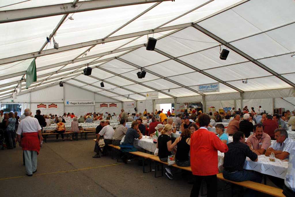 Nel tendone delle feste e nelle osterie circostanti si riunisce gente da tutta la Svizzera, Zugo, attorno al 2010 © www.picture-newsletter.com