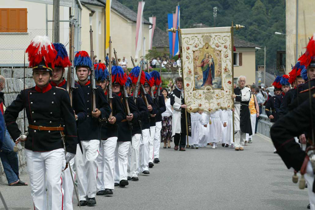 Ponto Valentino: La milizia in processione, seguita dalla Confraternita della Beata Vergine del Carmelo © Ely Riva, 2003