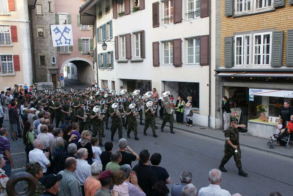 Sfilata con la fanfara militare della «Panzerbrigade 11» a Wangen an der Aare © Centro di competenza della musica militare