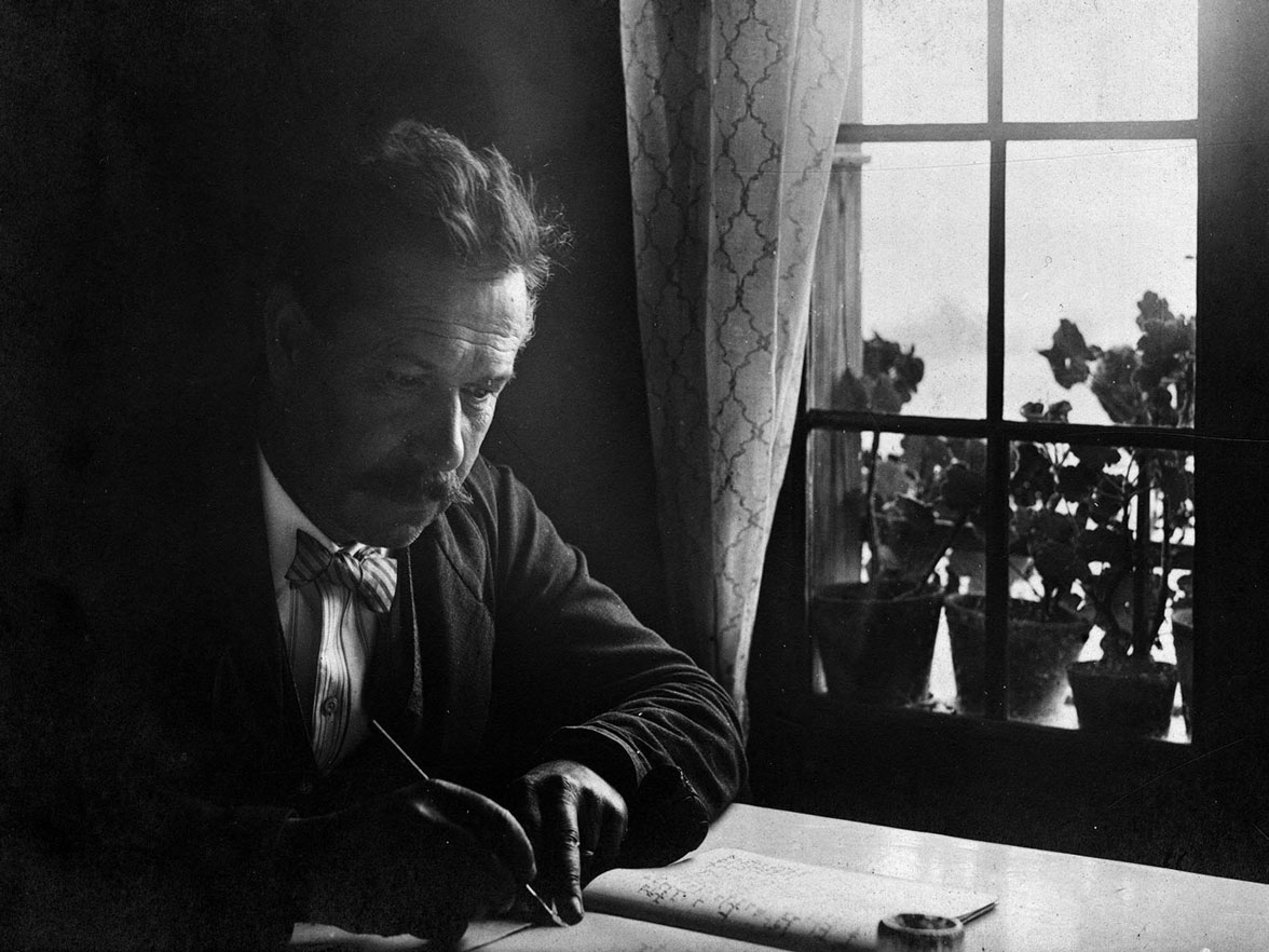 Simon Gfeller alla scrivania (1868–1943) © Staatsarchiv Bern