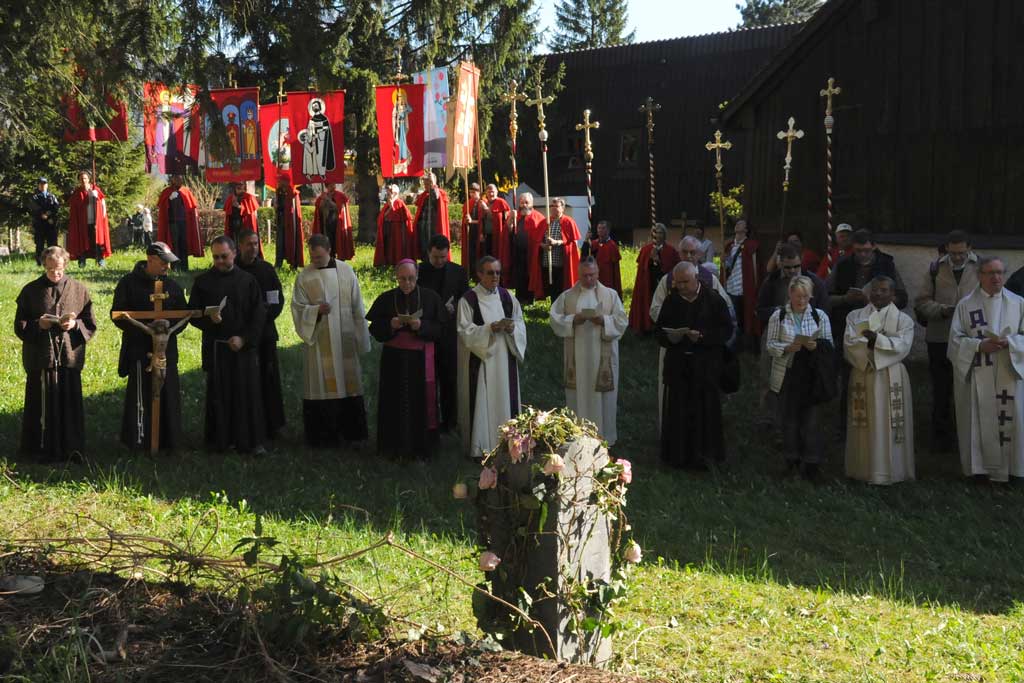 La processione, guidata dal vescovo di Coira, si ferma per un momento di preghiera davanti alla quarta lapide commemorativa della battaglia © Heinrich Speich, 2011