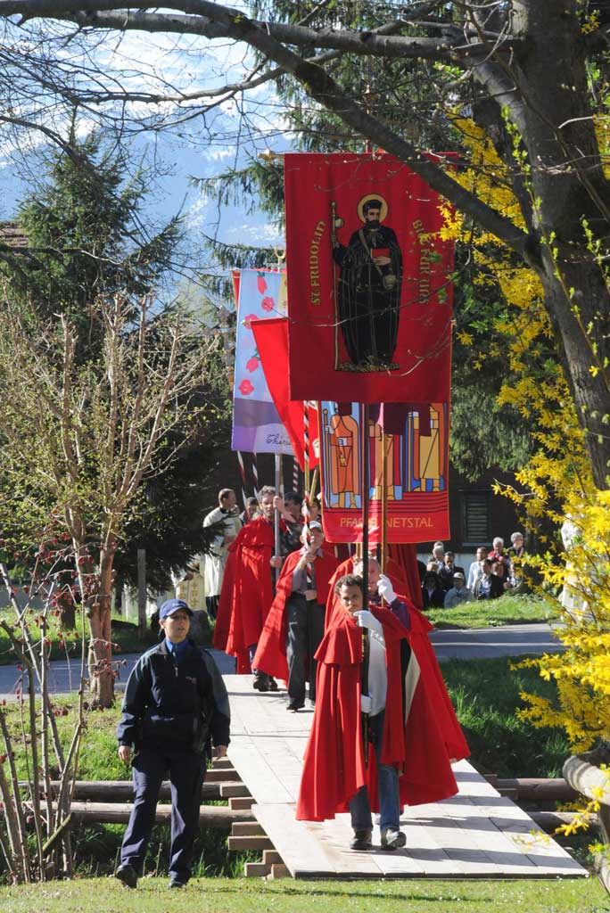 La processione passa da antiche strade lungo le lapidi commemorative per raggiungere la Fahrtsplatz di Näfels © Heinrich Speich, 2011