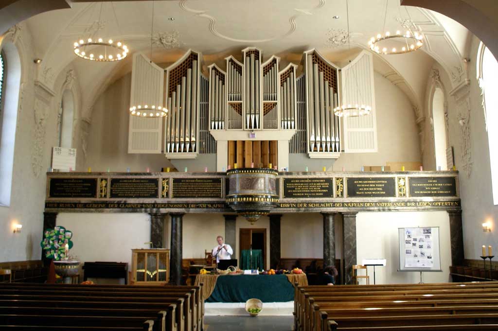 I nomi dei caduti sulle targhe di bronzo del 1839 nella chiesa protestante di Mollis © Heinrich Speich, 2011