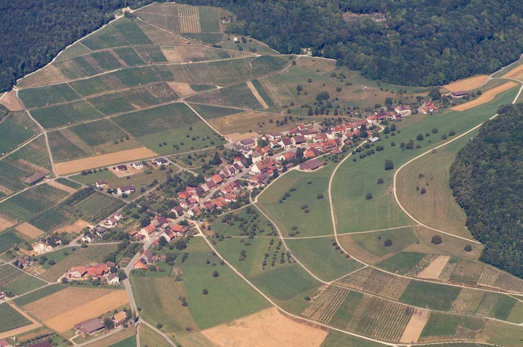 Fotografia aerea di Osterfingen visto da sud © Staatsarchiv Schaffhausen, 1985