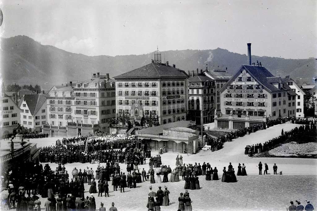 Pellegrini sulla piazza davanti alla Chiesa abbaziale di Einsiedeln, attorno al 1900 © Kloster Einsiedeln