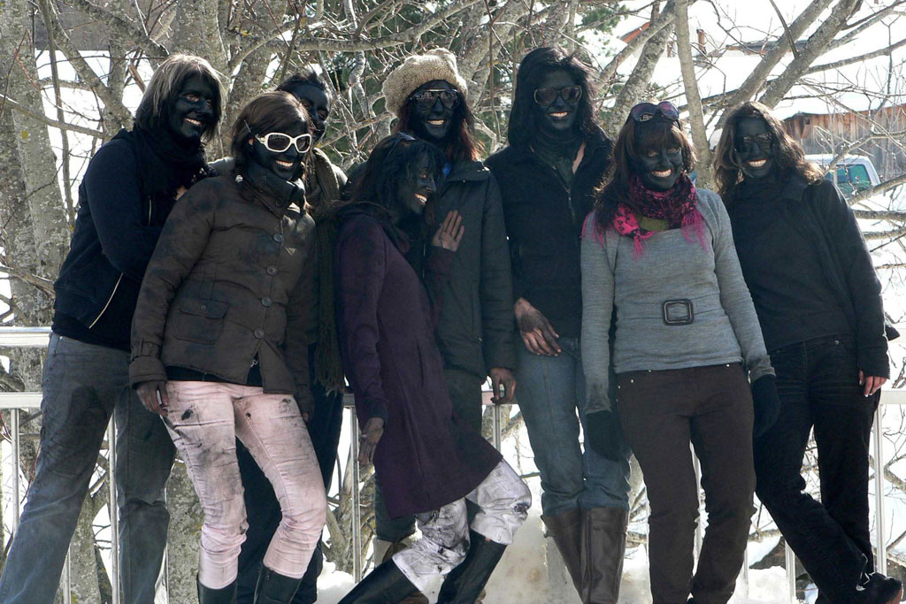 Un gruppo di ragazze con il volto tutto annerito © Raquel Zinsli, 2009