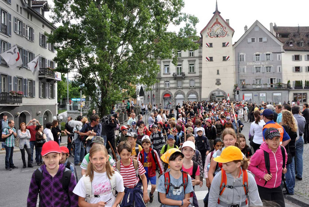 «Maiensässfahrt», Coira: gli scolari escono dalla città attraverso la «Obertor» © Walter Schmid, 2010