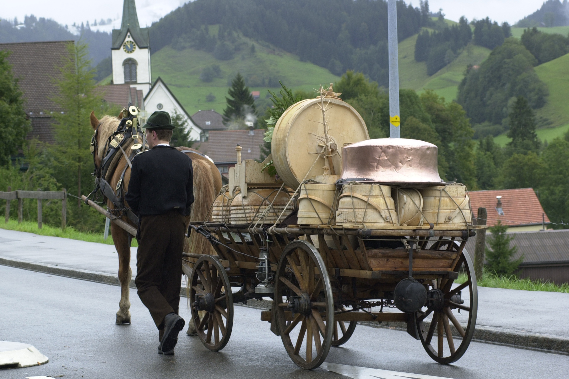 Salita all’alpeggio, Scheidweg, Urnäsch: alcuni agricoltori fedeli alla tradizione portano ancora con sé, sul «Ledi» che chiude il corteo, gli attrezzi di legno, anche se non se ne servono più © Hans Hürlemann, Urnäsch, 2001