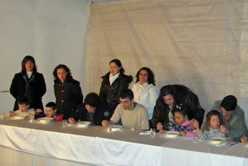 La domenica a pranzo i bambini recitano la cerimonia dei sette santi che prevede la lavanda dei piedi © Lo Pumo, 2011