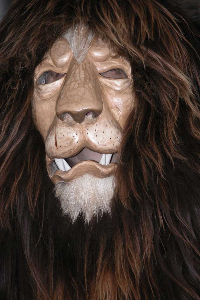 «Der Löwe», maschera fantasia © Schnitzerin: Heidi Walter, Reichenburg, Kanton Schwyz, 2011