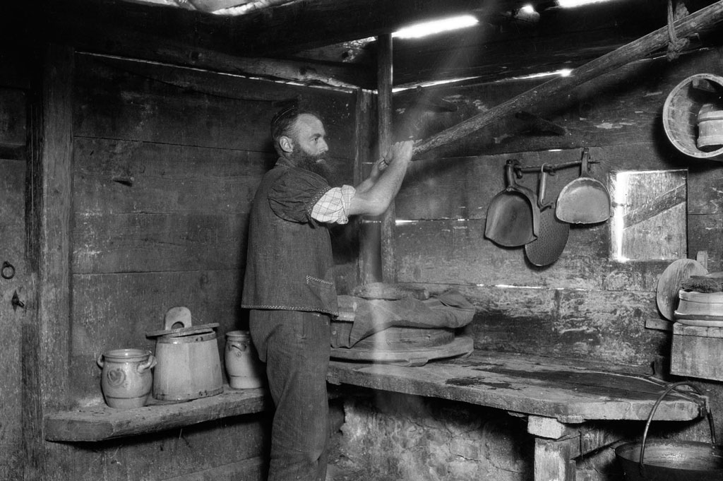 Fabbricazione del formaggio, attivazione della pressa in uno chalet del distretto della «Gruyère», verso il 1930 © Glasson-Musée gruérien