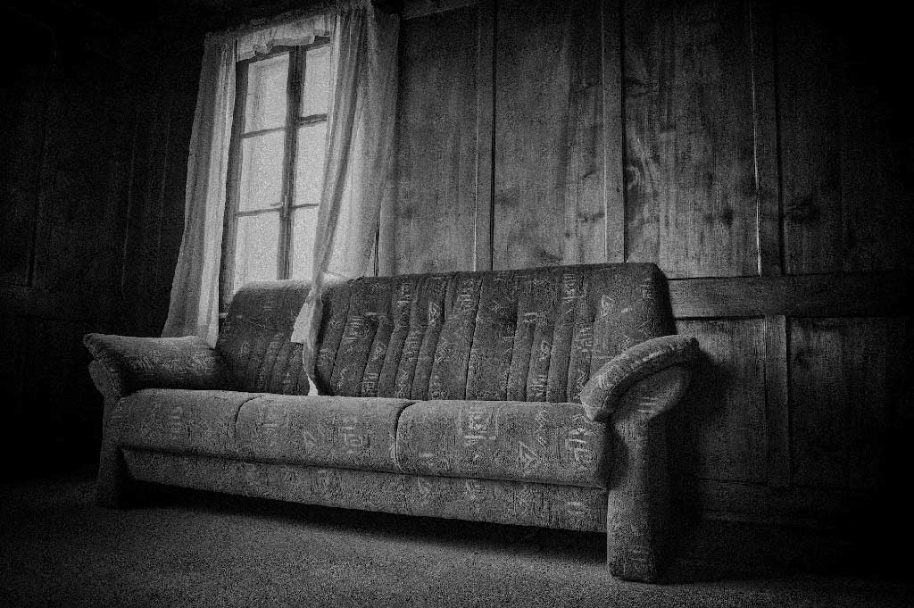 Il salotto di Casa Joller con divano, finestra e tende, febbraio 2010 © Felix Schönberg, fotofactum.ch