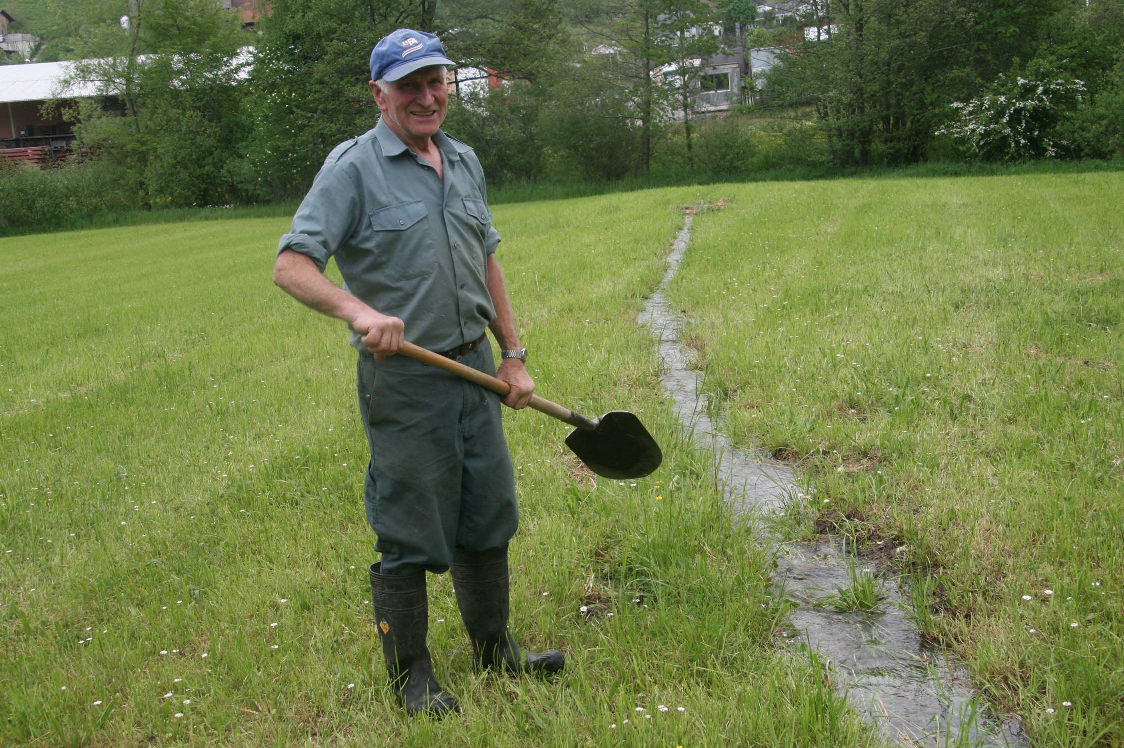 Contadino intento nelle operazioni di irrigazione © Markus Gabarell, 2008