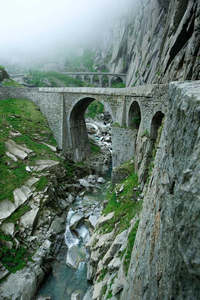 La Teufelsbrücke nella Gola della Schöllenen (Uri), sullo sfondo il ponte della ferrovia della Matterhorn Gotthard-Bahn, 2011 © Christof Hirtler, Altdorf