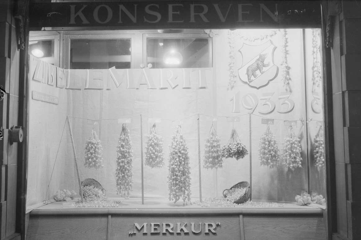 Zibelemärit 1933, vetrina Merkur, foto di Carl Jost © Fotobestand Carl Jost, Staatsarchiv Bern