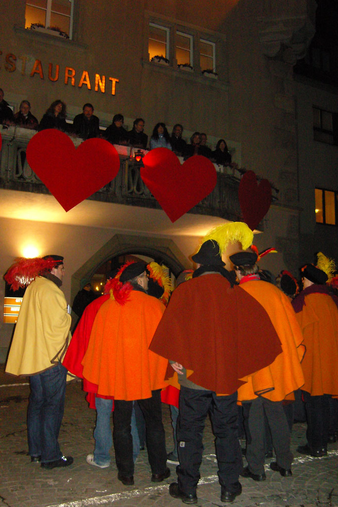 La gruppa «Füür und Flamme» chanta per in pèr d'amur e per ses giasts che stattan sin il balcun da l'hotel «Ochsen», 2010 © Ernst Moos, Zug