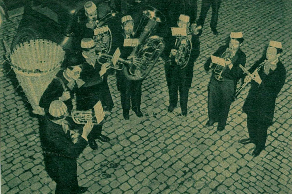 Commembers da la 5avla secziun dals pumpiers voluntaris da la citad da Zug chantan il Chrööpfelimee, 1938 © Ernst Moos, Zug