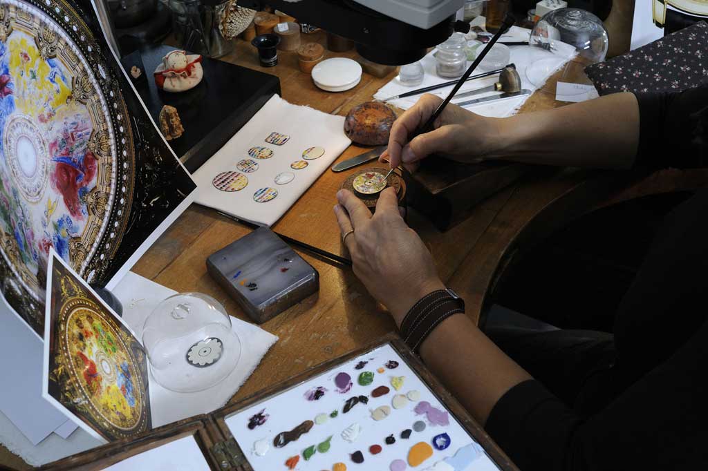 Il lavuratori dad Anita Porchet : Cadran lavura vi da l’ura Vacheron Constatin « Hommage aux compositeurs illustres », collecziun dals Métiers d’Art Chagall et l’Opéra de Paris © Vacheron Constantin © Succession Marc Chagall
