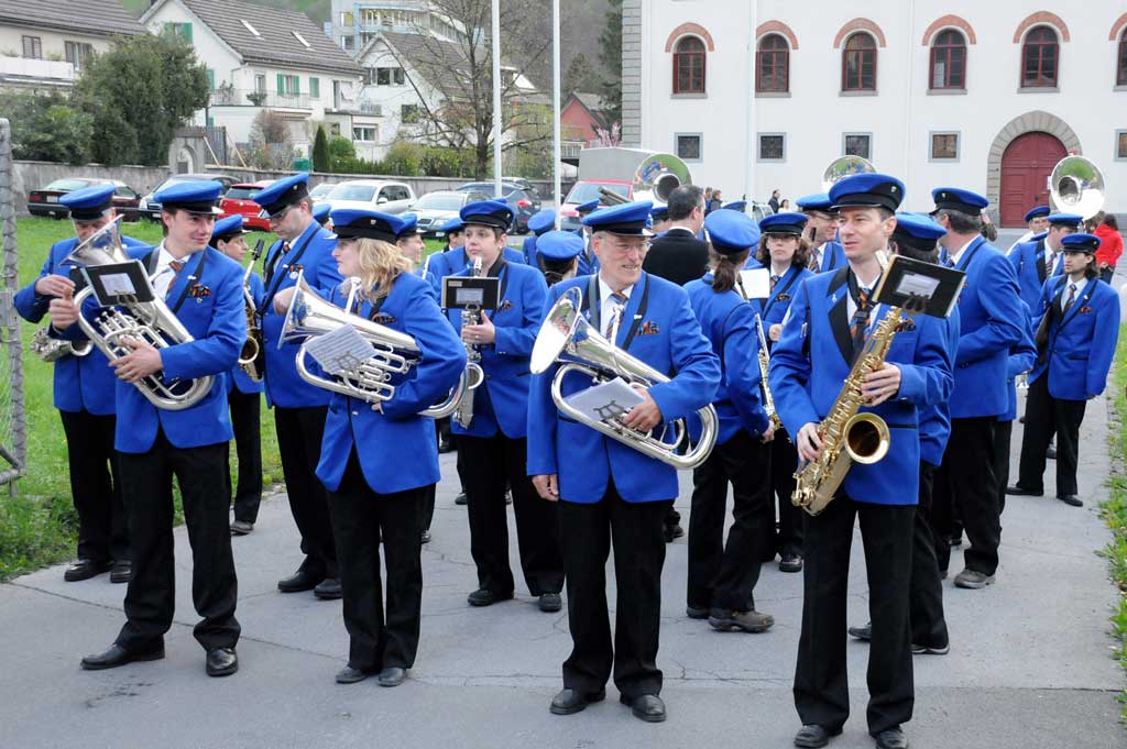 La Musica d'armonia da Näfels sa prepara davant l'arsenal da Glaruna per la partenza © Heinrich Speich, 2011