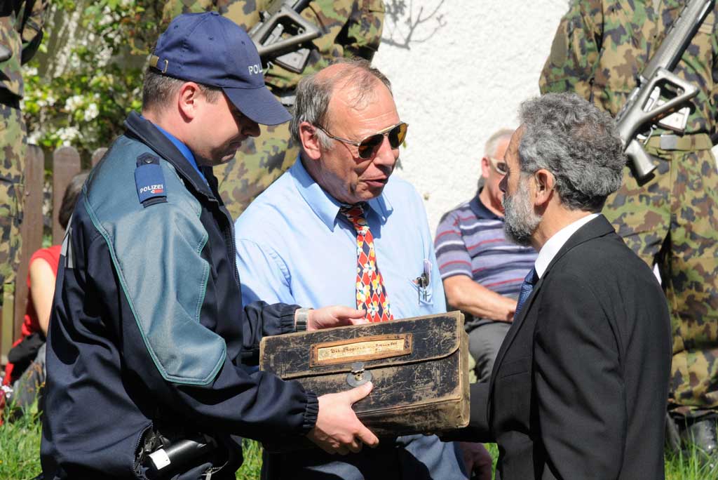 Accumpagnà da la polizia vegn la charta da festa puspè purtada enavos a Glaruna © Heinrich Speich, 2011