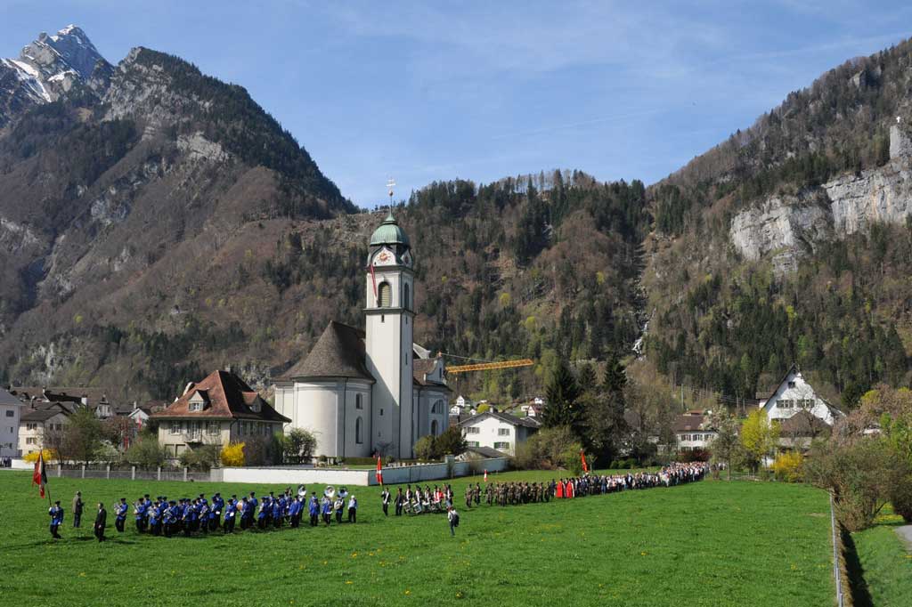 La communitad festiva sin via vers il monument da battaglia © Heinrich Speich, 2011