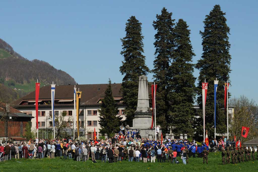 La communitad festiva taidla la chanzun da Franz Regli «Mir Glarner fiired d’Fahrt» © Heinrich Speich, 2011