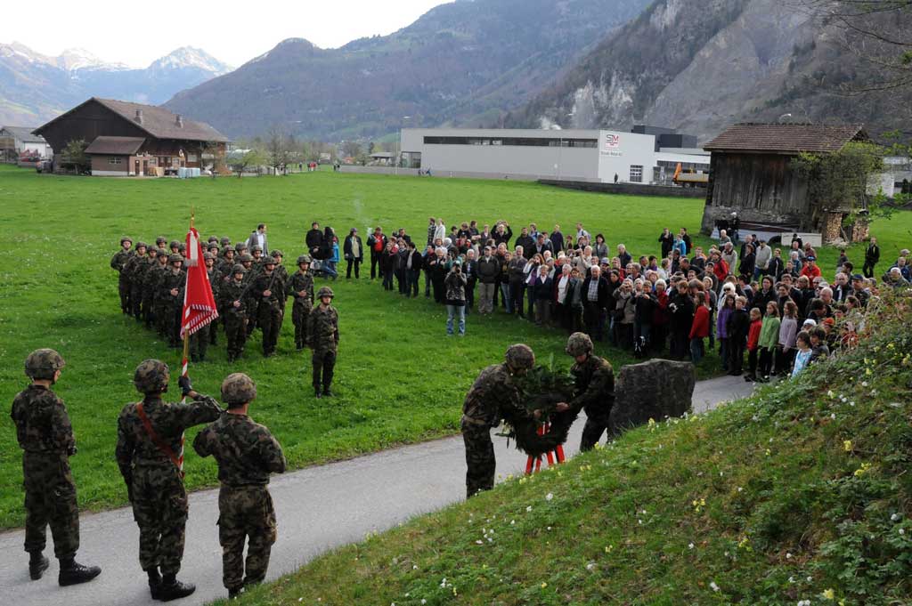 Deposiziun d'in tschupè dal Bat Fis Munt 85, sco regurdanza da l'accident da bittaminas da l'onn 1941 © Heinrich Speich, 2011