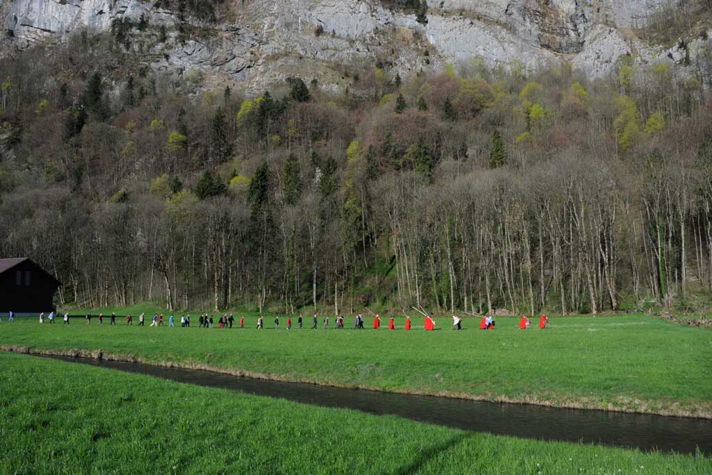 La processiun catolica passa sin la via festiva en il Schneisigen © Heinrich Speich, 2011