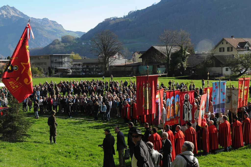 La communitad festiva en il Schneisigen taidla il pled politic dal president da la regenza Andrea Bettiga © Heinrich Speich, 2011