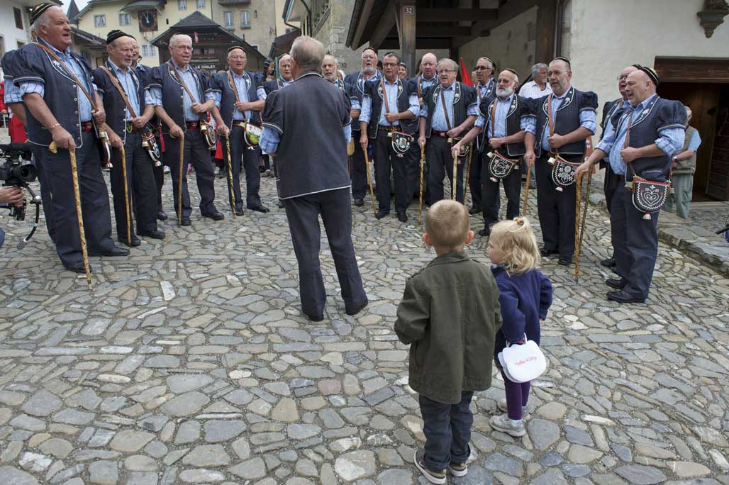 Le chœur de la Confrérie du Gruyère chante sur la place du village de Gruyères, 12.05.2011 © Charles Ellena