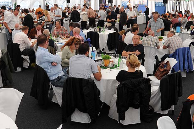 En il sectur VIP vegnan tgirads e fatgs contacts, oravant tut er dals sponsurs dal turnier © Uhrencup, 2010