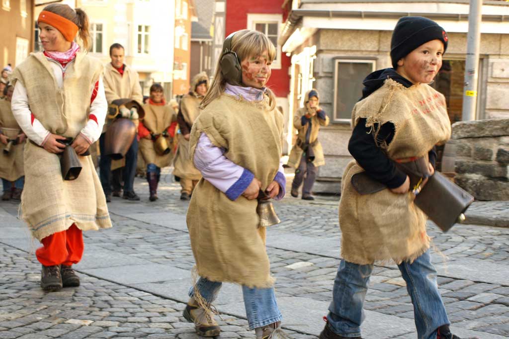Pitschens «Woldmanndli» sin la punt sur la Reuss en il center dad Andermatt, 2009 © Martina Regli/Urner Wochenblatt, Altdorf