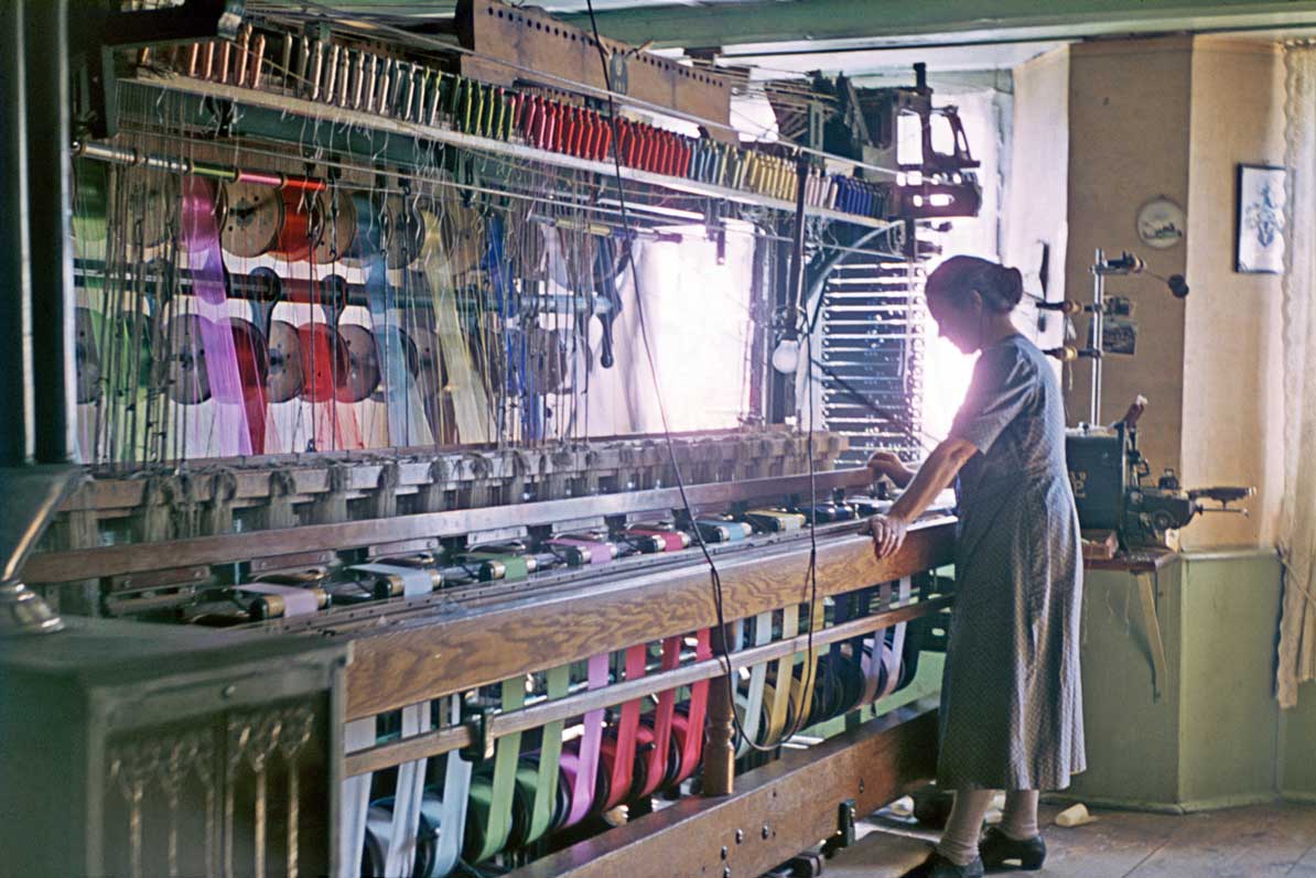 L'ultima tessunza da bindels da saida, che lavurava a domicil, a Rünenberg, Basilea-Champagna, onns 1980 © Theodor Strübin, Museum.BL, Liestal
