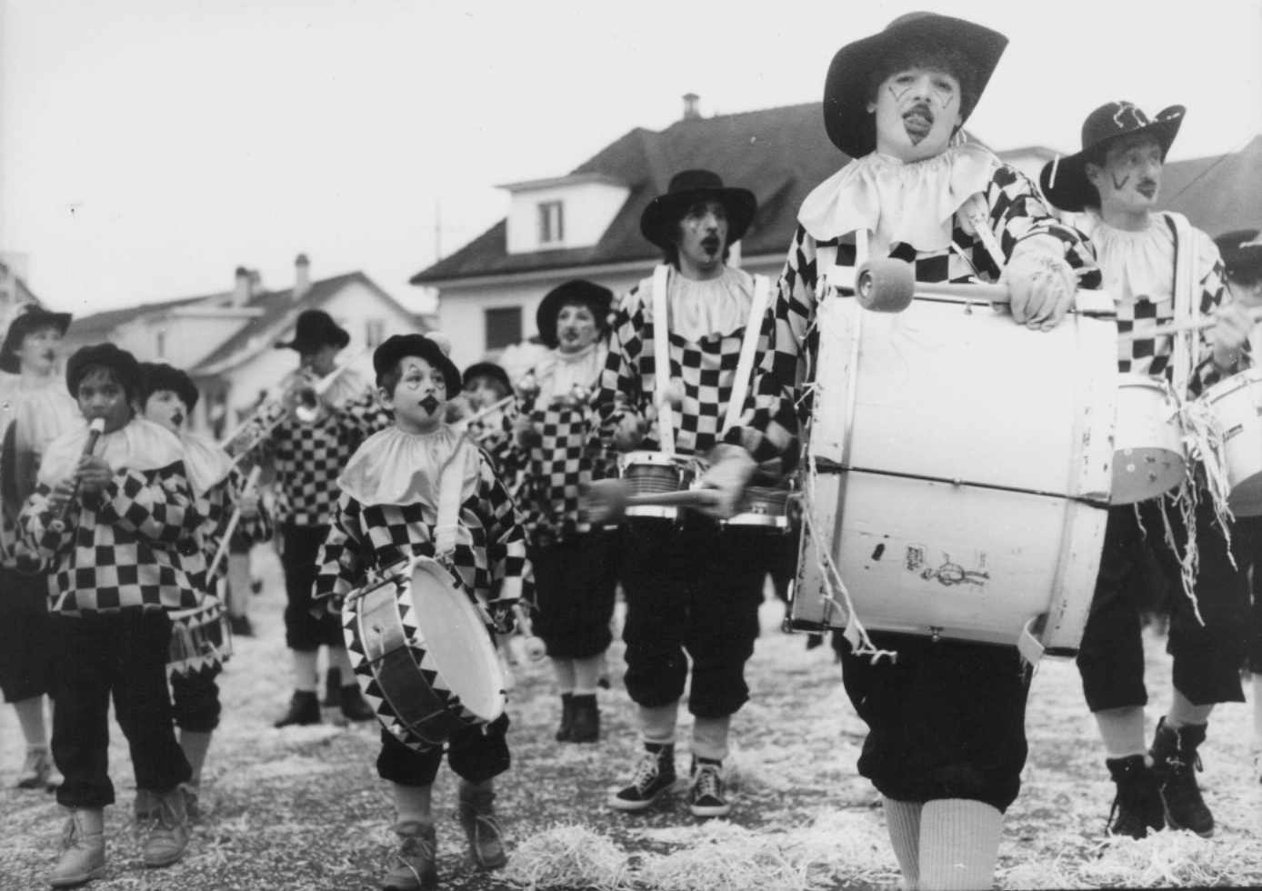 Bassecourt: Ina clicca e sia generaziun giuvna © Archives cantonales jurassiennes (ArCJ), 1982