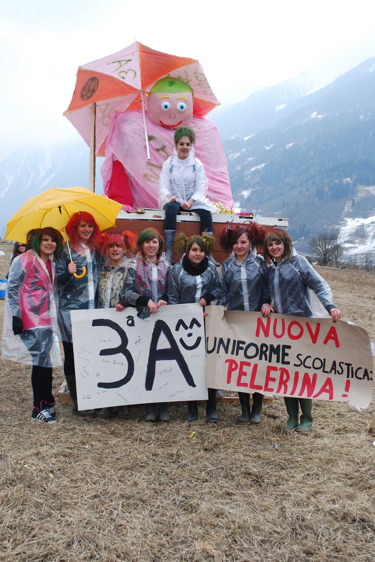 «Pupocc da marz»: l'unifurma da scola nova (pelerina) sco tema © Nadia Garbellini, Puschlav 2011