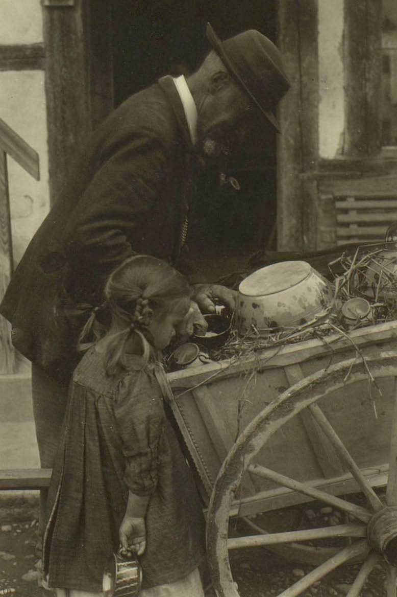 Vaschler da Steffisburg che transporta sia martganzia al martgà da Thun l'onn 1917 © Hermann Stauder/Fotostiftung Schweiz