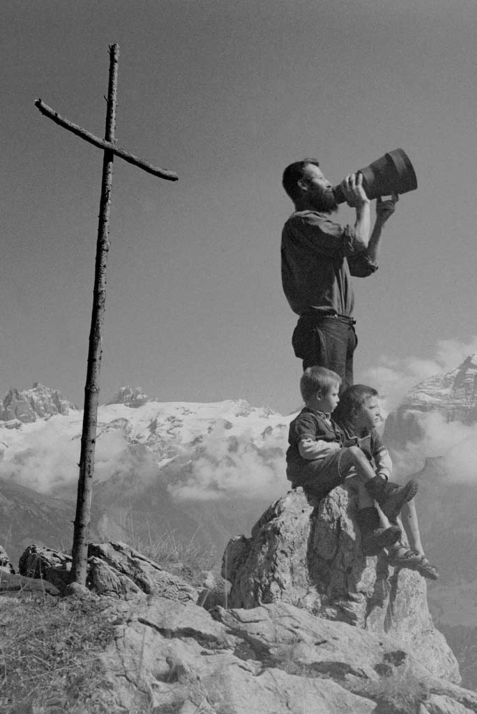 Ina crusch inditgescha la plazza dal ritual, alp sur Engelberg, Sursilvania, enturn il 1940 © Walter Kuster, Engelberg/Talmuseum Engelberg