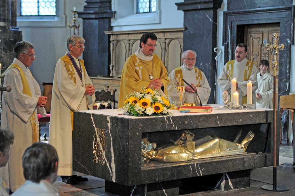 Servetsch divin festiv a l'altar sepulcral dal son frà Clau, baselgia parochiala da Sachseln, ils 25 da settember 2011 © Josef Reinhard, Sachseln