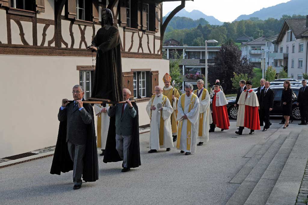Il cortegi entra en baselgia per il servetsch divin festiv, la statua da frà Clau preceda, represchentants, Sachseln, ils 25 da settember 2011 © Josef Reinhard, Sachseln