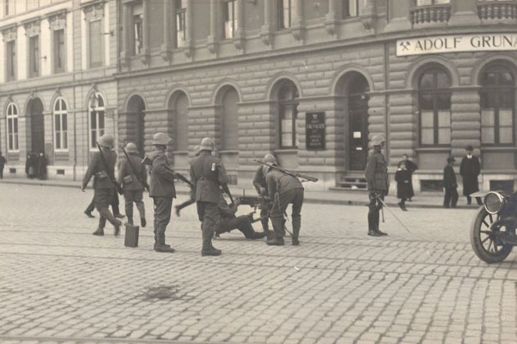 La chauma generala dal 1918: In participant da la chauma vegn attatga da schuldads © Carl Kling-Jenny, Basel/Museum naziunal svizzer