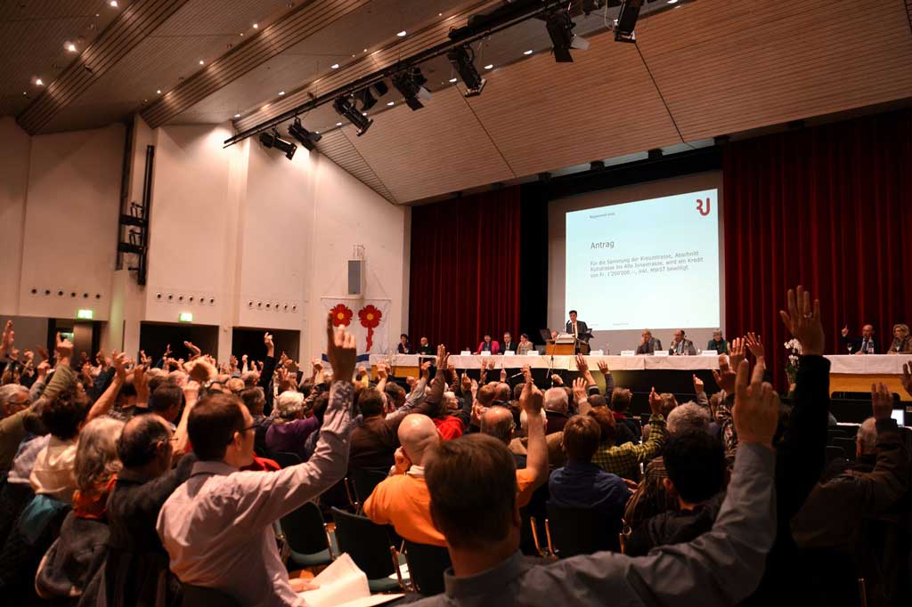 La democrazia sa sviluppa: Dal 2011 discutan ins a Rapperswil-Jona davart l’installaziun d’in parlament da la citad © Willi Meissner/Die Südostschweiz