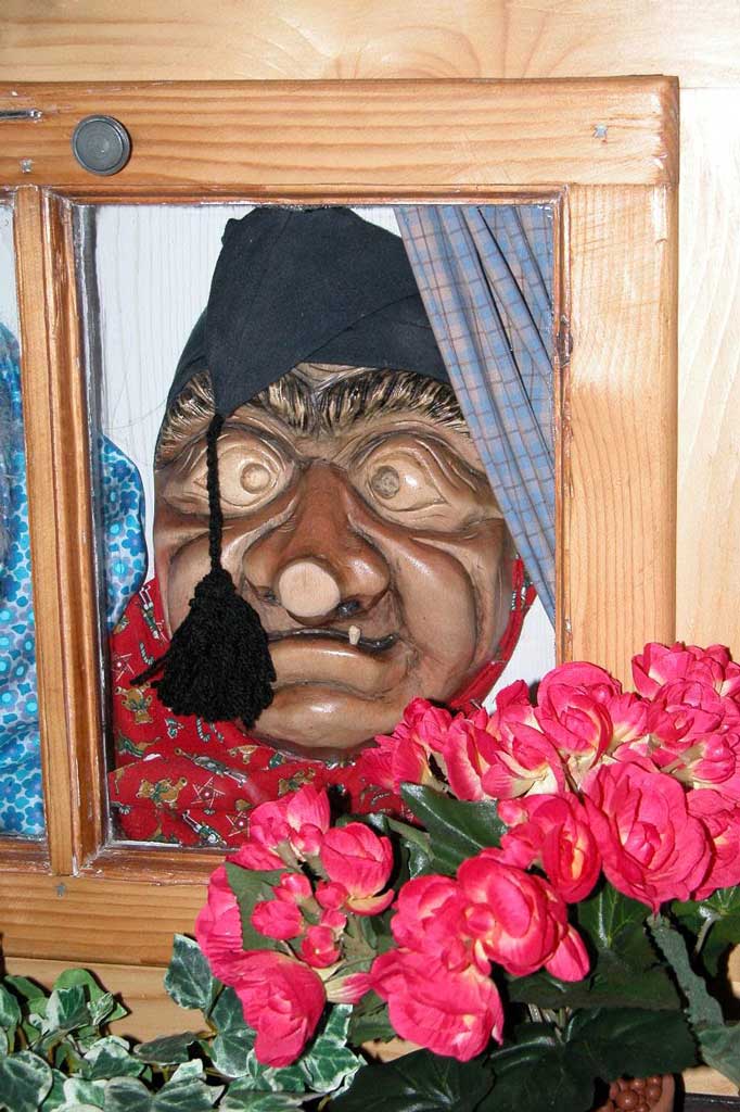 «Dr Finstergugger», dapi ils onns 1940 l'original dal vitg da Flums © Schnitzer: Niggi Stoop, Flums, 2005