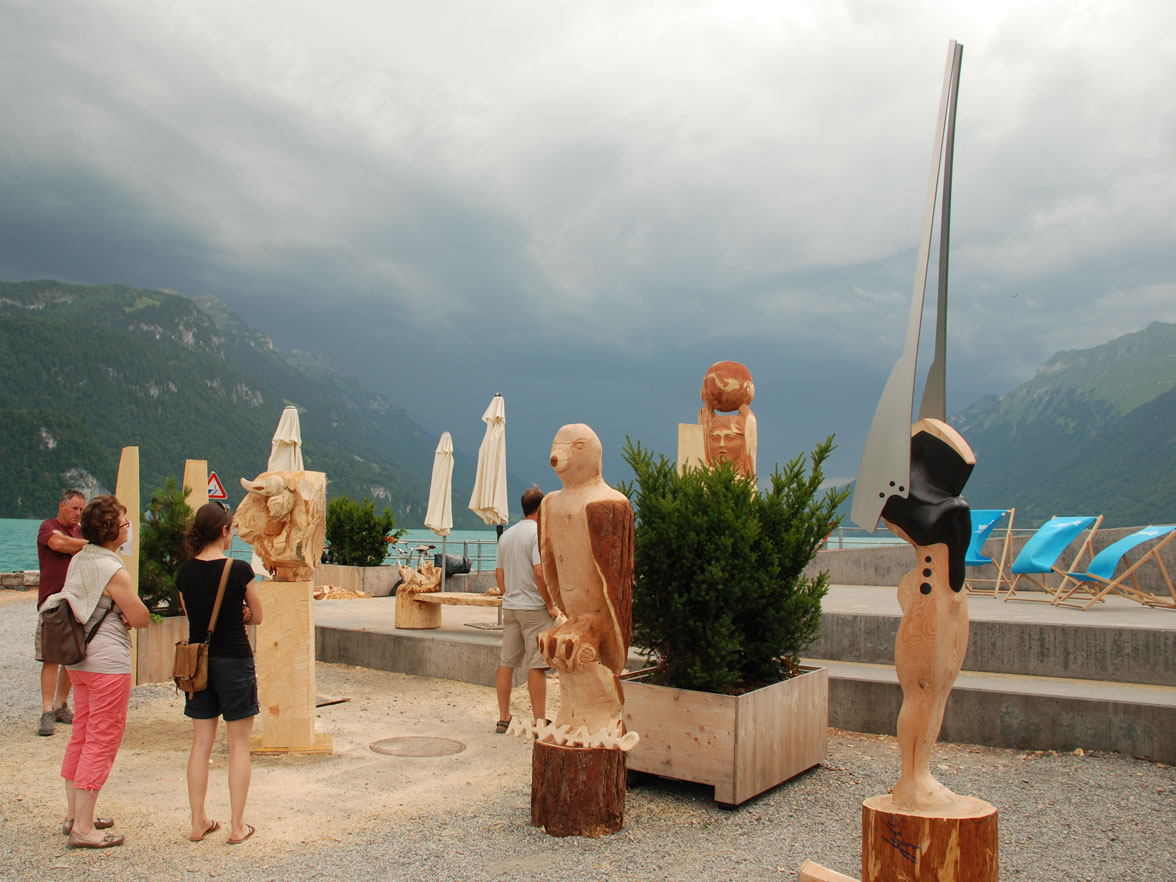 Pronts per la finissage – impressiun dal simposi da Brienz (Brienz, 2017) © Internationales Holzbildhauer Symposium Brienz